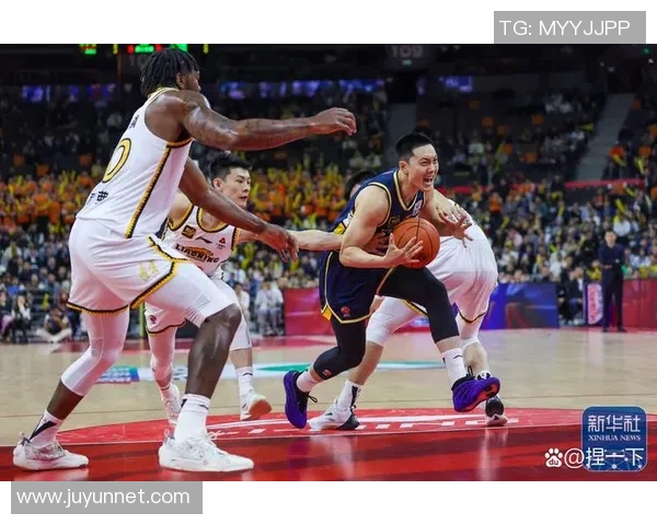 广东队与上海队激战正酣谁将赢得这场篮球巅峰对决 广东队与上海队激战正酣谁将赢得这场篮球巅峰对决
