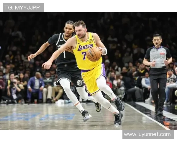 湖人对阵篮网精彩瞬间回顾图集展现比赛激烈氛围与球星风采 湖人对阵篮网精彩瞬间回顾图集展现比赛激烈氛围与球星风采